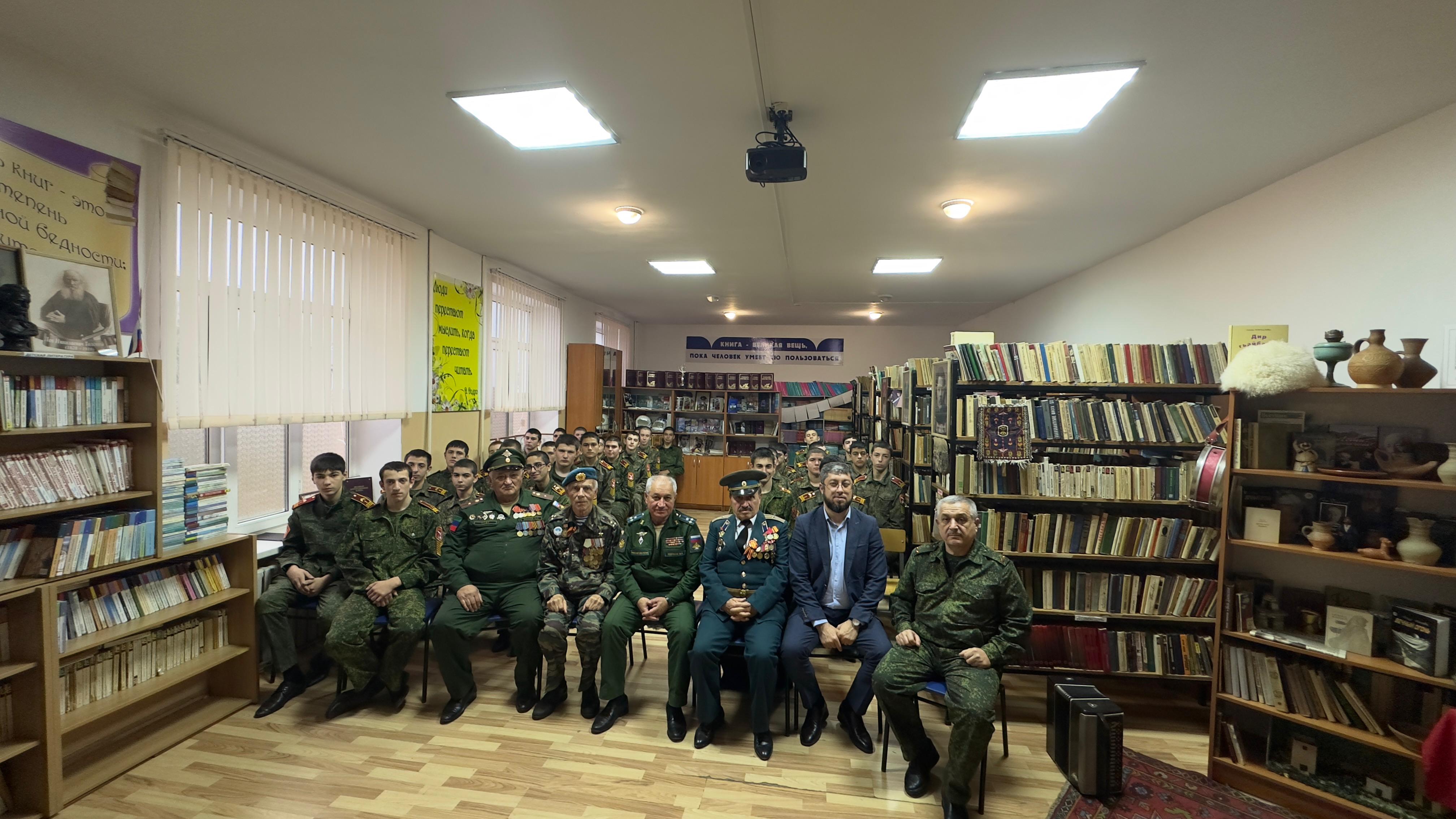 Представитель Миннаца РД встретился с кадетами в Махачкале